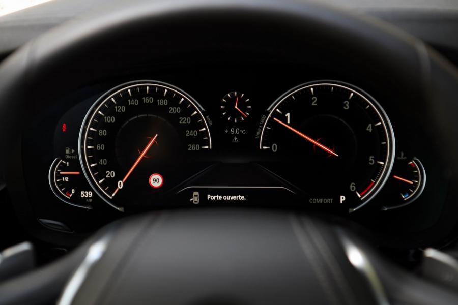 Панель приборов BMW 520d xDrive Sedan Luxury Line 2017 года  (WW) (фото 2 из 21)